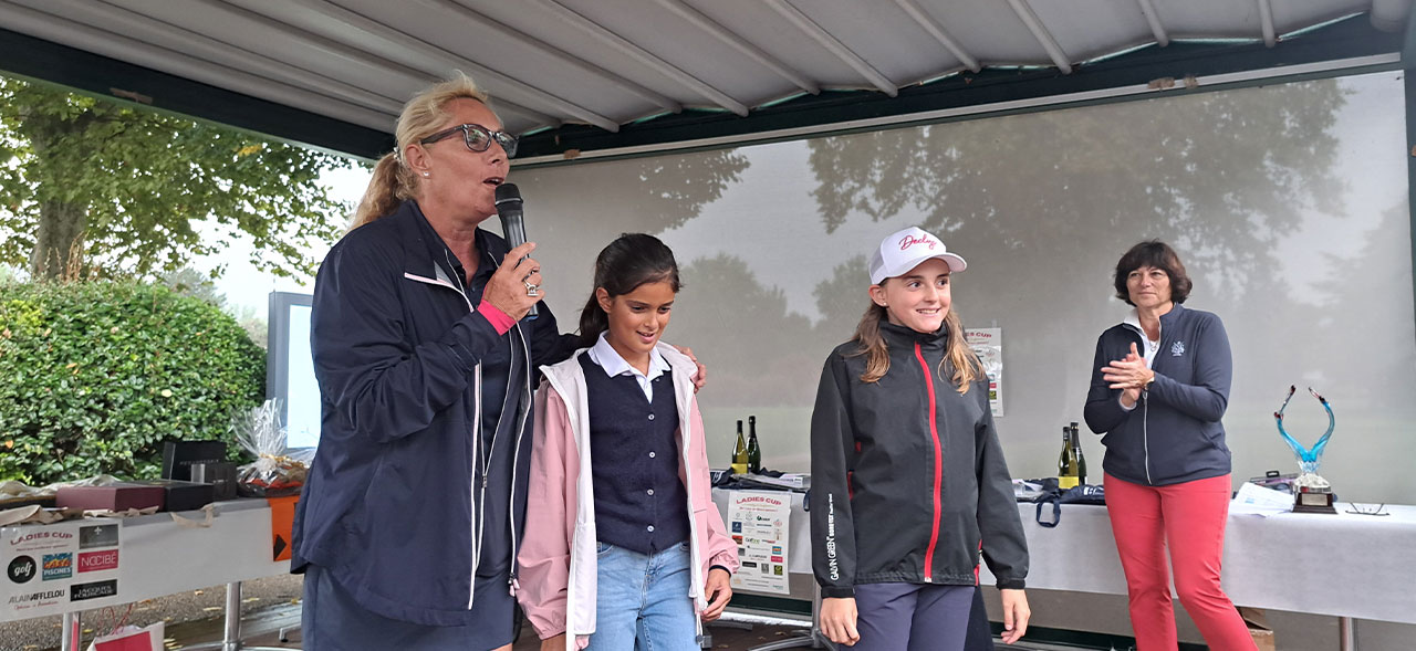 Ladies Cup Les deux joueuses mini ladies DAVID Diane a gauche et ROTH CAPARROY Mila a droite et nos deux organisatrices AZAM Estelle vice presidente a gauche et LERNOUT Beatrice Credit PAU GOLF CLUB