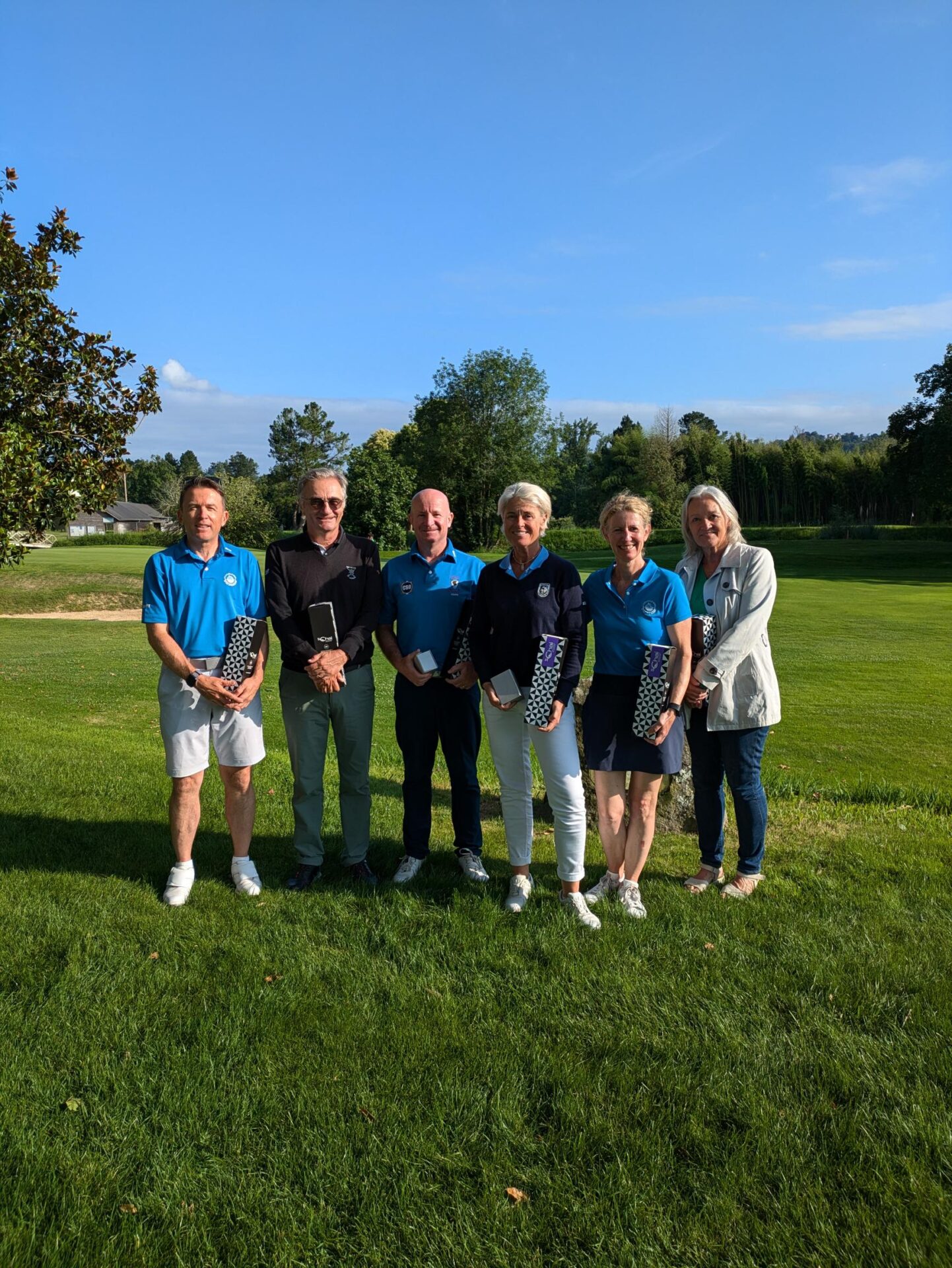 Le Grand Prix Seniors Le podium Messieurs et Dames Credit PAU GOLF CLUB