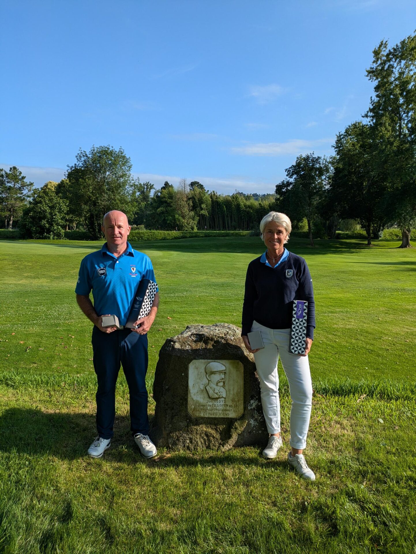 Le Grand Prix Seniors Les vainqueurs a gauche ALBA Frederic a droite ROUMEGOUX Valerie Credit PAU GOLF CLUB