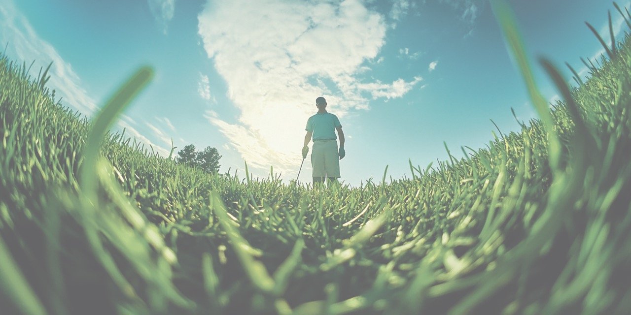 adeptes 4 A dynamic fisheye close up of a gardener on a golf ec17f514 9e67 4bd9 92db 689c8e95fbdc 2 Grande